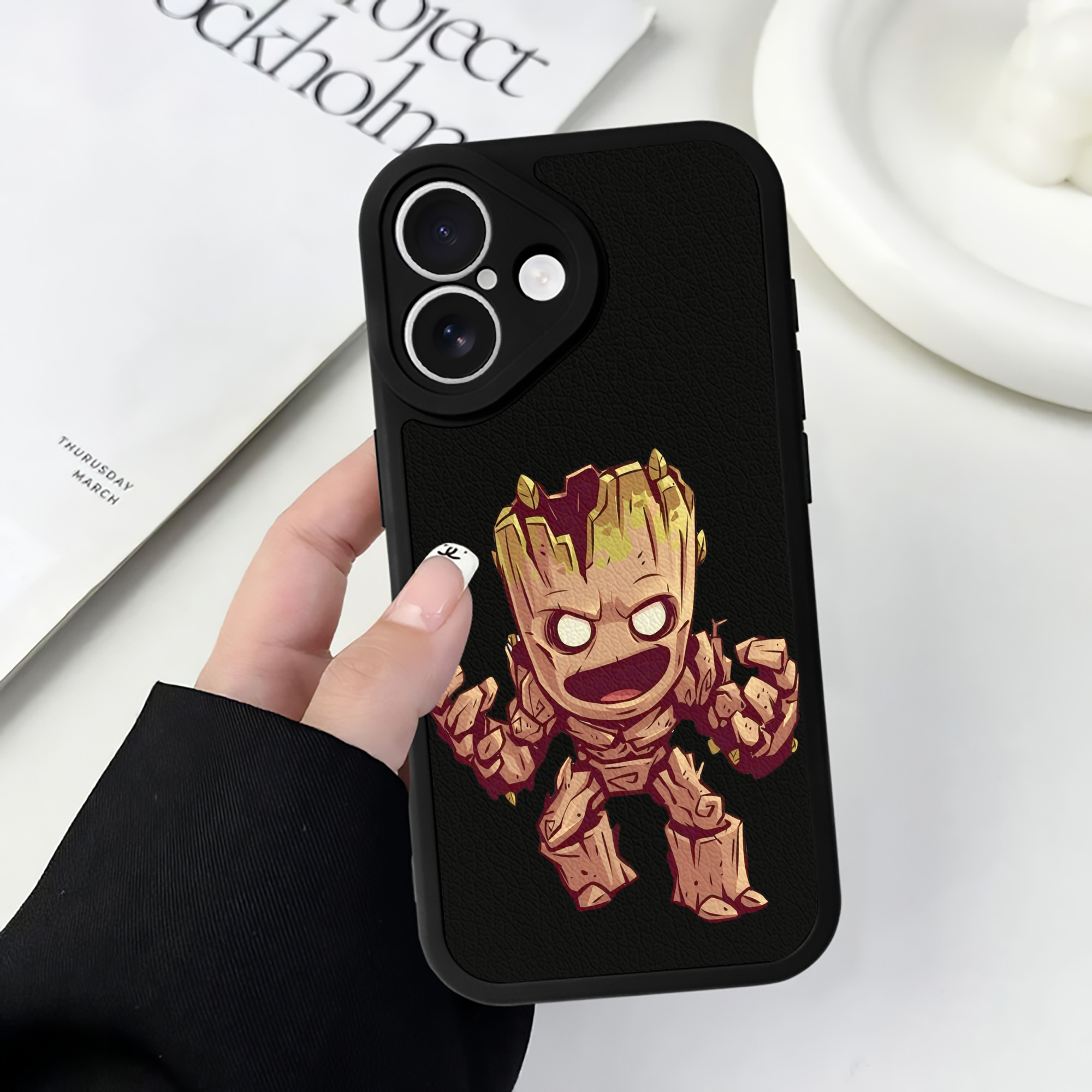 （画像用） アベンジャーズ The Avengers 【iPhone 16シリーズ対応】シリコンスマホケース（レザー調） 材質：シリコン